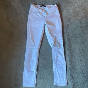 White Levi Skinny Jeans. Distress knees